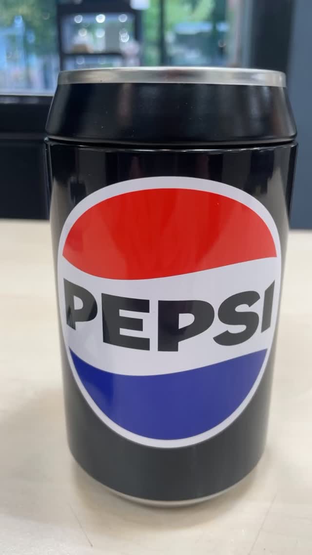 2 iconen die samenwerken, Seiko en Pepsi! 
Deze limited Edition is geïnspireerd door het Pepsi logo uit de jaren 90. Het horloge is voorzien van het betrouwbare 4R34 automatische uurwerk. #seikopepsi #seikolimited #seiko5sports