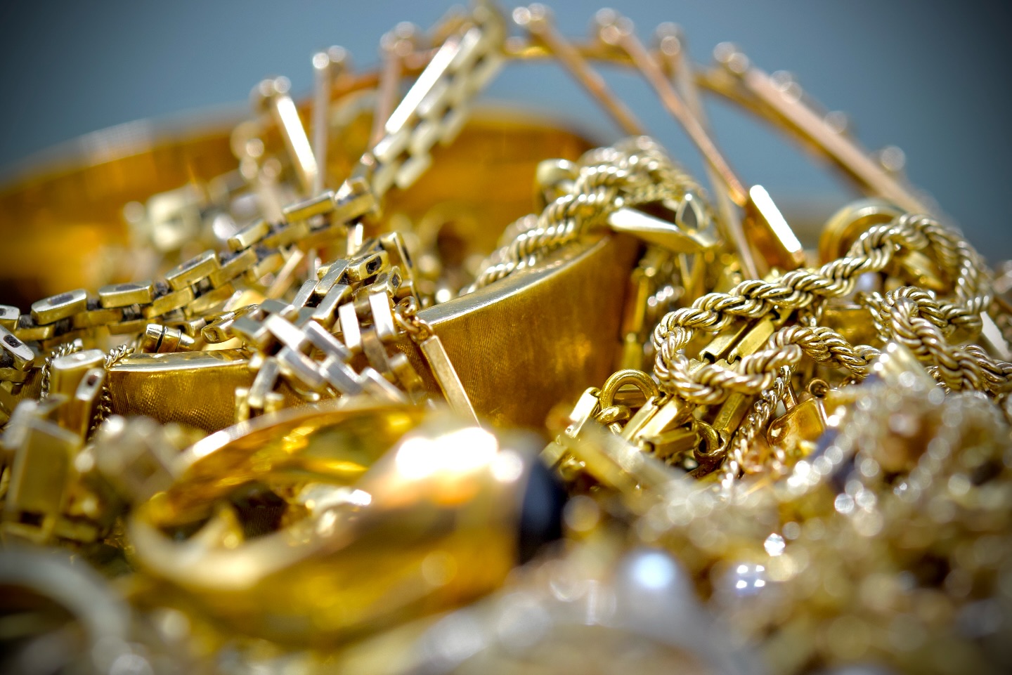 Wist je dat? Je bij ons ook terecht kunt met oud goud? Je kunt dit gebruiken voor aankoop van nieuwe sieraden. Of van het goud een nieuw sieraad laten maken. Maar natuurlijk is het ook mogelijk het uitbetaald te krijgen, op uw bankrekening of contant. Dit wel met een geldig legitimatiebewijs! Heeft u veel oud goud? Bel ons dan even voor een afspraak. #oudgoud #sloopgoud #goudsmeden