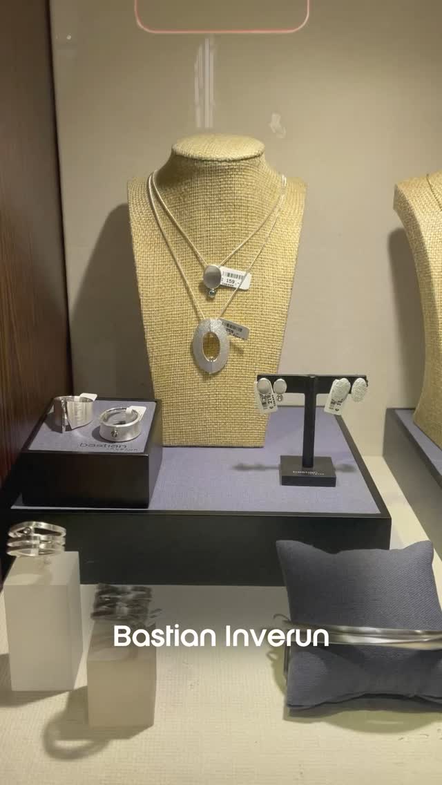 Nieuw bij ons in de winkel. Zilveren design sieraden van het Duitse merk Bastian Inverun. Bastian Inverun is een ontwerp samenwerking van verschillende sieraden ontwerpers. Meeste sieraden zijn zilver met diamant en echte edelstenen. #bastianinverun #zilverensieraden #monnereauelst #designsieraden