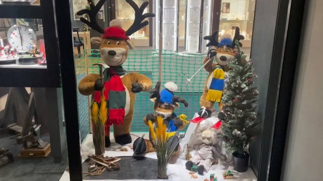 ✨🦌 Kerstmagie in beweging!
Onze etalage is dit jaar extra betoverend… De rendieren zijn tot leven gekomen! Kom langs en laat je meevoeren in een winterwereld vol lichtjes, sfeer en een vleugje kerstwonder. ❄️✨

Kom je kijken? 🎄💫
#kerstetalage #kerstmagie #rendieren feestdagen winkelbeleving