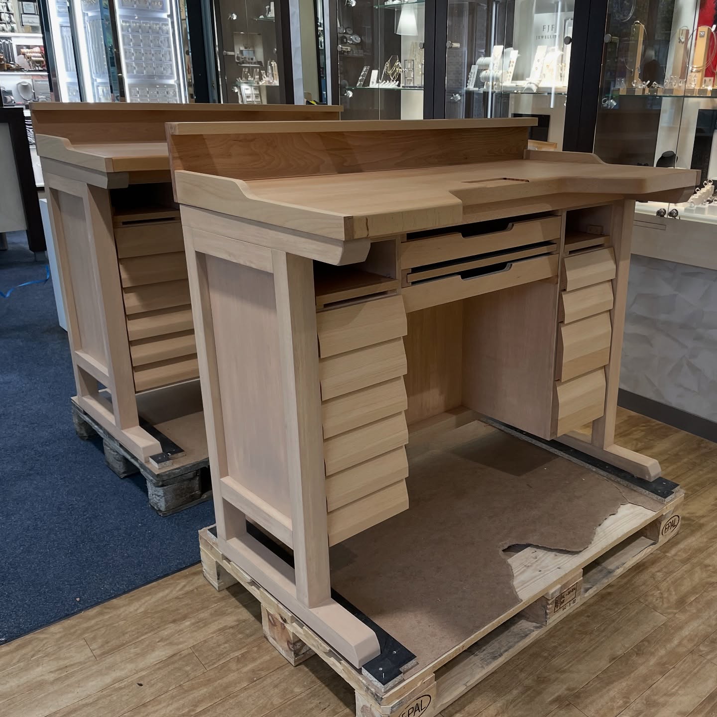 Tijd voor een kleine verbouwing van ons goudsmeden atelier. Twee keer een nieuwe stavelij, zoals ze een werkbank voor een goudsmid noemen. Nu ze snel op de plek zetten aan de gang! Gemaakt in Nederland door @rewoodmeubelen